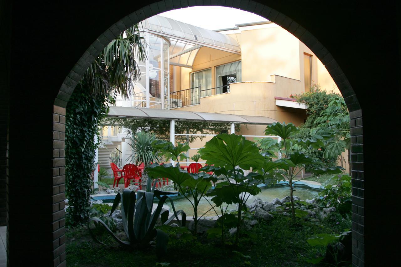 Eleon Hotel Kutaisi Ngoại thất bức ảnh