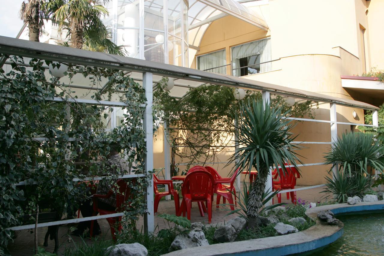 Eleon Hotel Kutaisi Ngoại thất bức ảnh
