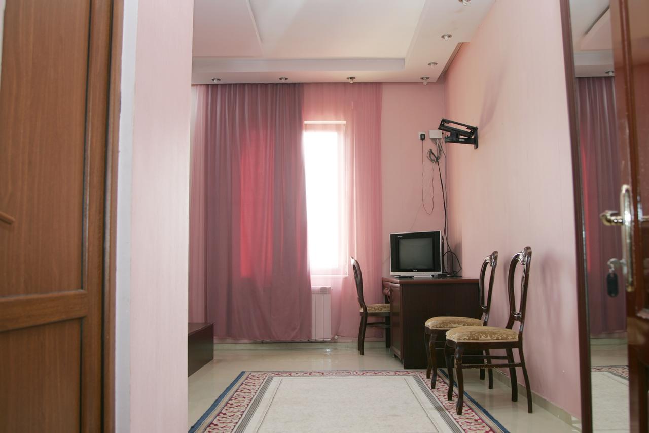Eleon Hotel Kutaisi Ngoại thất bức ảnh